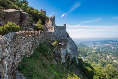Moors Kalesi 'nin duvarları ve kulesi. Sintra, Portekiz. Çevreleyen yollar panoramik görüntüler sunar.