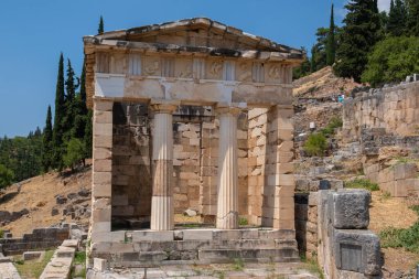 Yunanistan 'daki bir arkeoloji sahası olan Delphi' deki Atinalı Hazine Bakanlığı, Parnassus Dağı 'nda. Delphi, Apollo 'ya adanmış tapınaktaki kahin tarafından meşhurdur. UNESCO Dünya Mirası