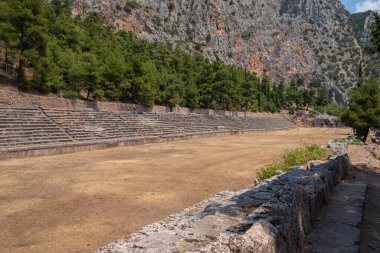 Yunanistan 'ın antik Delphi kentindeki eski stadyum ve spor salonunun kalıntıları