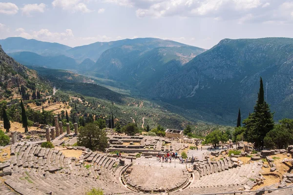 希腊德尔斐考古遗址的古代圆形剧场景观 — 图库照片