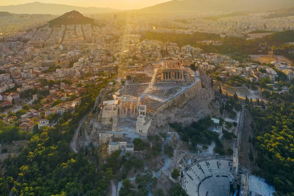 希腊阿提卡 雅典历史中心 标志性的雅典卫城山 帕台农神庙和著名的狄俄尼索斯剧院的空中无人机鸟瞰照片 — 图库照片