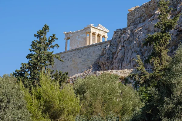 希腊雅典雅典娜耐克神庙位于雅典卫城 它是雅典的地标 雅典市中心的古希腊纪念碑 著名的雅典卫城山上的古典建筑景观 历史概念 — 图库照片
