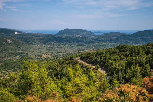 Strada Sull Isola Lefkada Tra Boschi Montagne Sullo Sfondo — Foto Stock