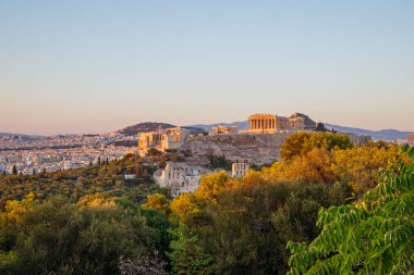Plaka 'nın çatısından gün doğumunda Akropolis manzarası, Atina ve Yunanistan