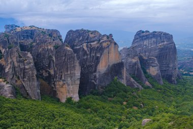 Meteordaki dağların yakınında manastır bulunan kaya oluşumları