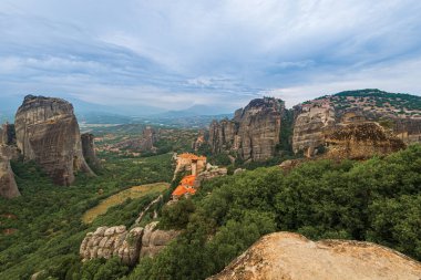 Meteora, Yunanistan 'daki kayaların üstündeki manastır. Meteora vadisi ve manastırı..