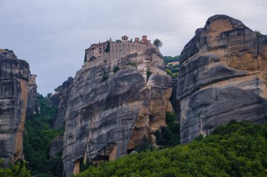 Yunanistan 'da ünlü Yunan turizm merkezi Meteora' daki Varlaam Manastırı manzaralı.