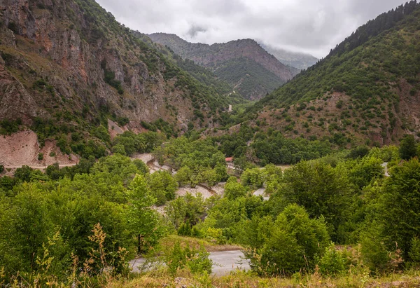 Strada Stretta Montagna Attraverso Gola Nelle Montagne Della Grecia — Foto Stock