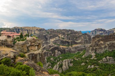 Yunanistan 'ın Meteora kentindeki uçurumda bulunan Kutsal Üçlü Ortodoks Manastırı - Yunan manzarası