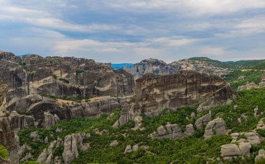 Meteordaki dağların yakınında manastır bulunan kaya oluşumları