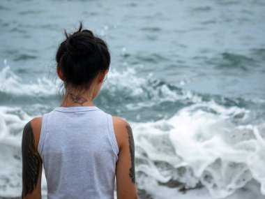 Santa Marta, Magdalena, Kolombiya - 22 Mayıs 2021: Genç Kadın Deniz Dalgalarına Bakıyor