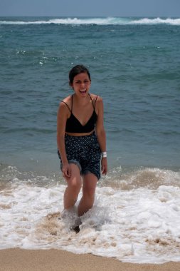 Genç Latin Bir çift Sandalet Tutuyor ve Sahilde Yürüyor Çok Gülüyor