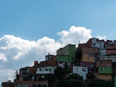 Comuna 13, Turistik Sanatsal Şehir Etkinliği Bulutlu Bir Gün 'de Kültürel Tarihi Mahalle