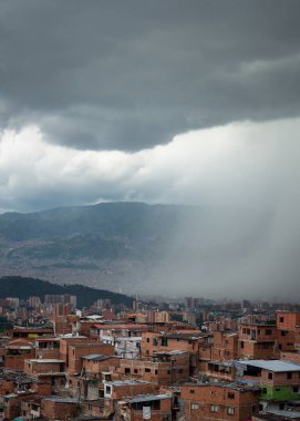 Yoğun Gri Bulutlardan Evlere Yağmur Yağmaya Başlayan Medellin Şehri