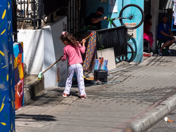 Medellin, Antioquia, Kolombiya - 23 Aralık 2020: Küçük Kız Evinin Girişini Süpürüyor