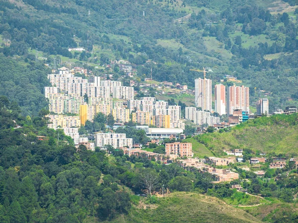 Kilátás Város Medellin Épületek Fák Körül Hegyek Egy Napsütéses Napon — Stock Fotó