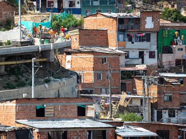 翻新Comuna 13旅游区一条街的工人 — 图库照片
