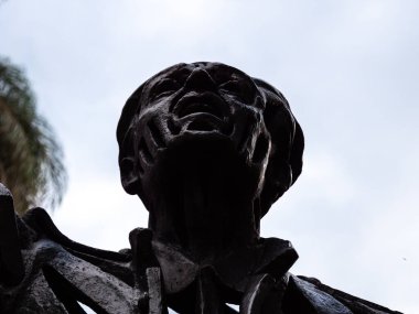 Medellin, Kolombiya 'daki Kamu Parkında Bronz Adam Heykeli