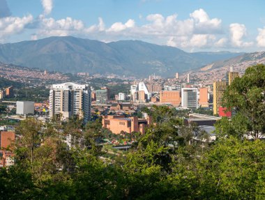 Medellin, Antioquia, Kolombiya - 7 Aralık 2021: Güneşli bir günde etrafı Yeşil Dağlarla çevrili Medellin Şehri