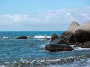 Tayrona Park, Kolombiya 'daki Kayalıklara Kuvvetlice Gelen Deniz Dalgalarının Manzarası