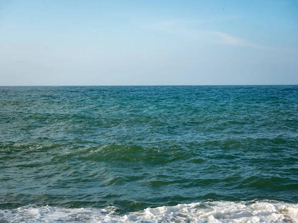 Onde Del Mare Raggiungere Riva Con Sacco Schiuma Una Giornata — Foto Stock