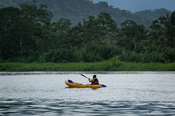 Palomino Dibulla Guajira Colombia Diciembre 2021 Niño Latino Remando Kayak — Foto de Stock