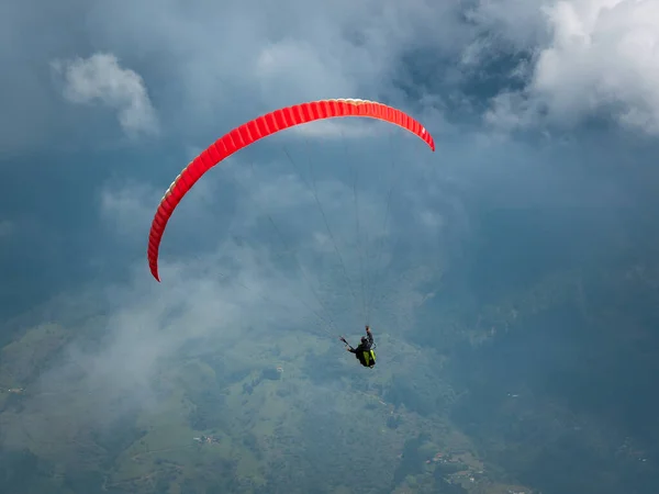 Red Paragliding Extreme Sport Een Bewolkte Dag Met Bergen Als — Stockfoto