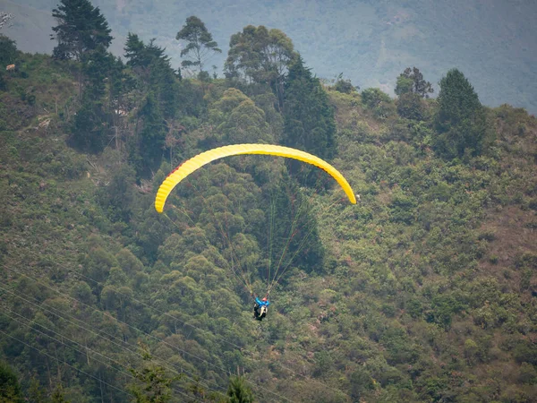 Žlutý Paraglidista Létání Blízkosti Zelených Hor Belmira Antiokvia Kolumbie — Stock fotografie