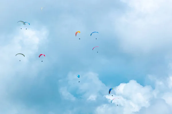Muchos Parapentes Varios Colores Volando Sobre Fondo Azul Lleno Nubes — Foto de Stock