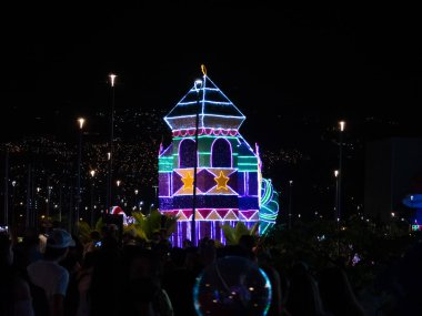 Medellin, Antioquia, Kolombiya - 4 Ocak 2022: İnsanlar Karanlık Bir Gece Yaklaşırken Renkli Işıklarla süslenmiş Kilise