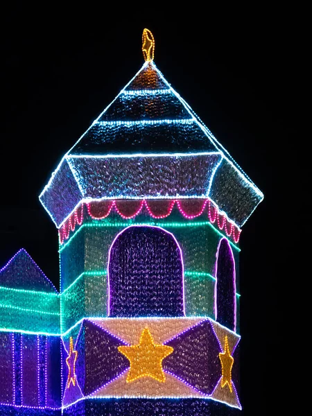 Прикраса Церкви Прикрашена Кольоровими Вогнями Темну Ніч — стокове фото
