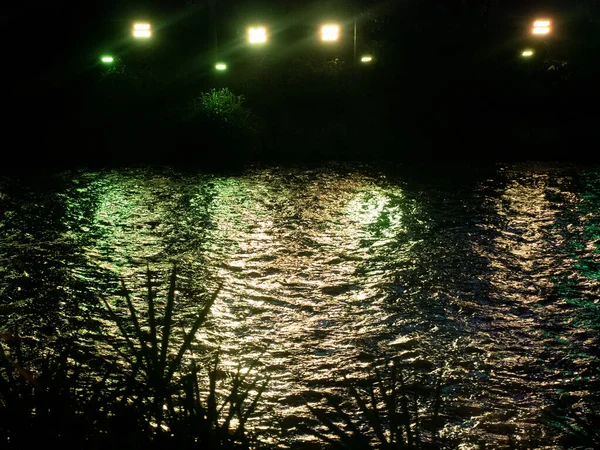 被反射器的灯光照亮的河流 — 图库照片