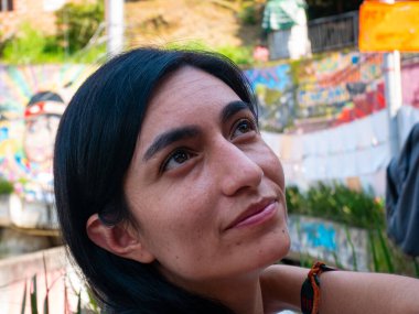 Siyah Saçlı Kadın, Kolombiya, Medellin şehrinin arka planında poz veriyor.