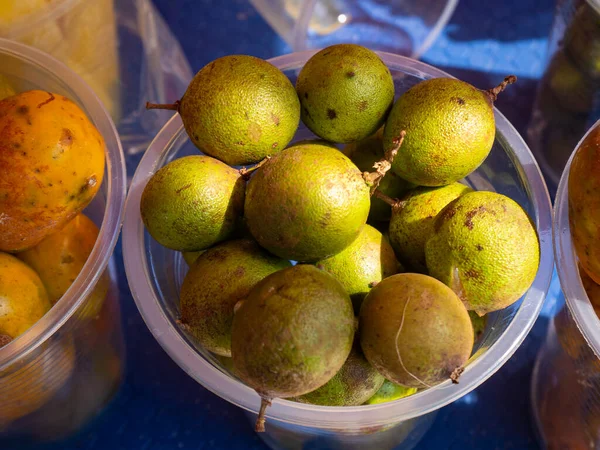 Melicoccus Bijugatus Petits Fruits Verts Dans Une Tasse Plastique Sur — Photo