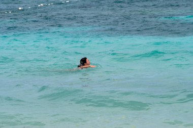San Andres, Kolombiya 'da Karayip Denizi' nde Yüzen Siyah Saçlı Kadın