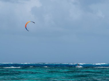 San Andres, Kolombiya - 17 Kasım 2021: Kahverengi Adam Uçurtması Renkli Uçurtma sörfü