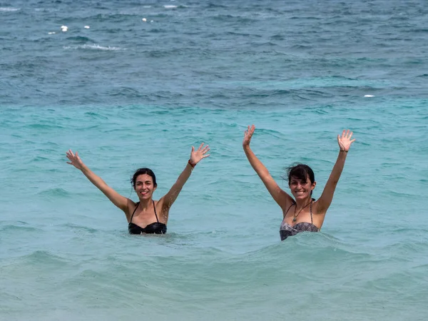 Dwie Peruwiańskie Siostry Machające Morza Plaży Spratt Bight San Andres — Zdjęcie stockowe
