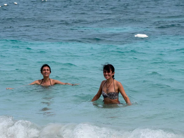 Dwie Peruwiańskie Siostry Pływające Morzu Spratt Bight Beach San Andres — Zdjęcie stockowe
