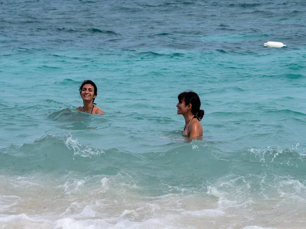 Dwie Ciemnowłose Kobiety Pływają Śmieją Się Morzu Karaibskim San Andres — Zdjęcie stockowe