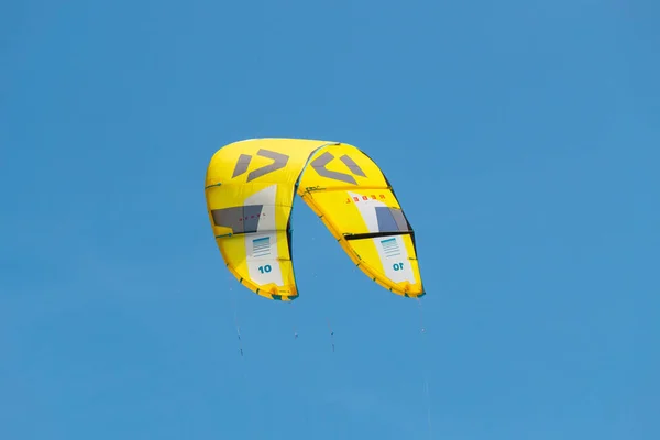 San Andres Colombia November 2021 Gele Kitesurfen Een Blauwe Lucht — Stockfoto