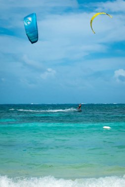 San Andres, Kolombiya - 17 Kasım 2021: Kumsalda Güneşli bir günde Kiteboard 'dan Büyük Renkli Uçurtma