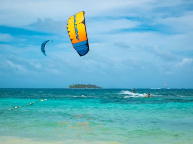 San Andres, Kolombiya - 17 Kasım 2021: Kumsalda Güneşli bir günde Kiteboard 'dan Büyük Renkli Uçurtma