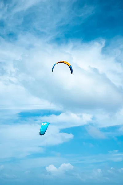 San Andres Colombie Novembre 2021 Kiteboardings Jaunes Bleus Dans Ciel — Photo