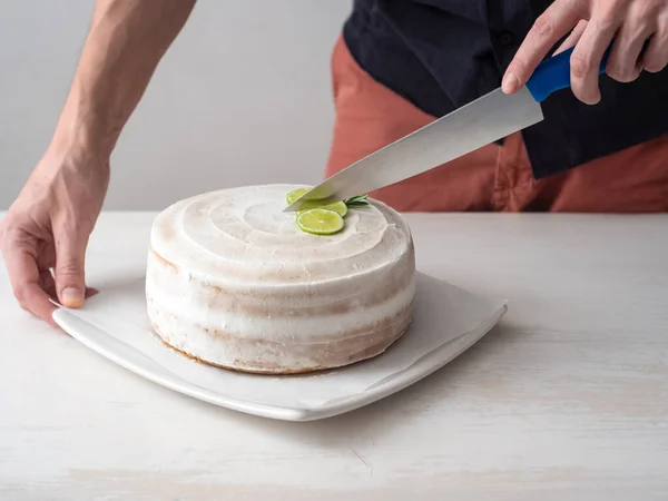 Mão Homem Corta Bolo Aniversário Vegan Com Amêndoa Coco Limão — Fotografia de Stock