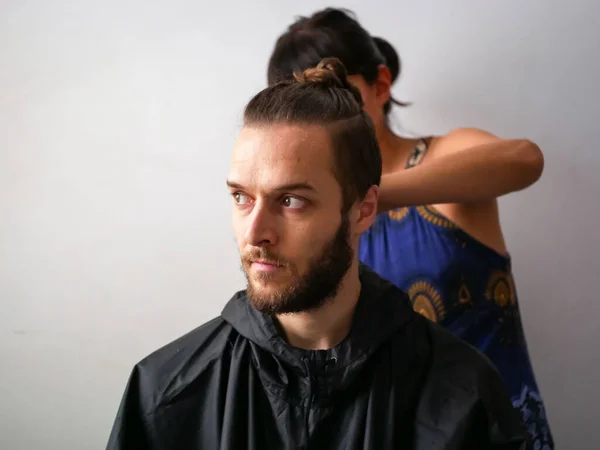 Sakallı Genç Beyaz Erkek Genç Bir Kadın Saçını Kesiyor — Stok fotoğraf