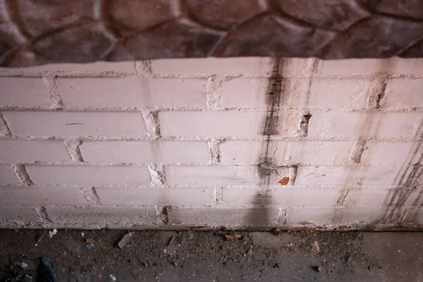 Muro Ladrillo Blanco Entre Una Pared Piedra Una Pared Hormigón — Foto de Stock