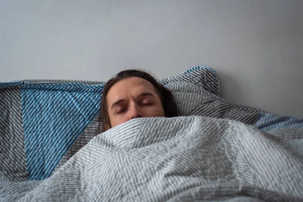 Hombre Blanco Durmiendo Dentro Cama Con Una Pila Almohadas — Foto de Stock