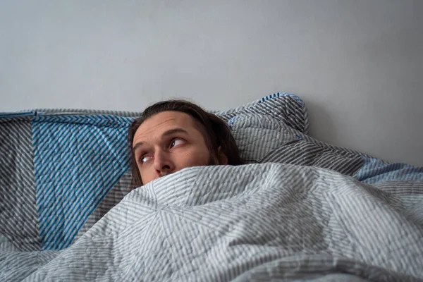 Hombre Blanco Dentro Cama Mirando Ventana — Foto de Stock