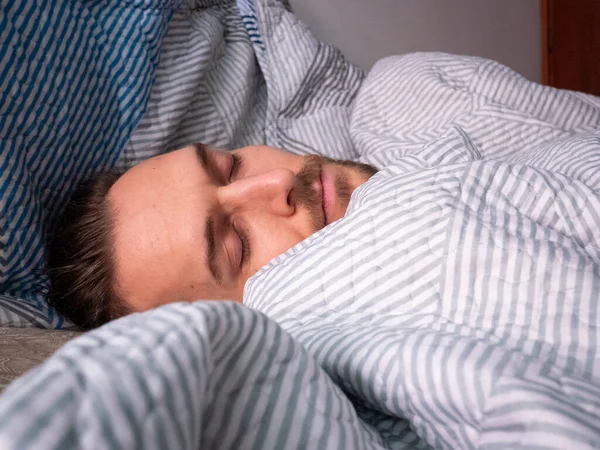 Hombre Blanco Durmiendo Dentro Cama Con Una Pila Almohadas — Foto de Stock