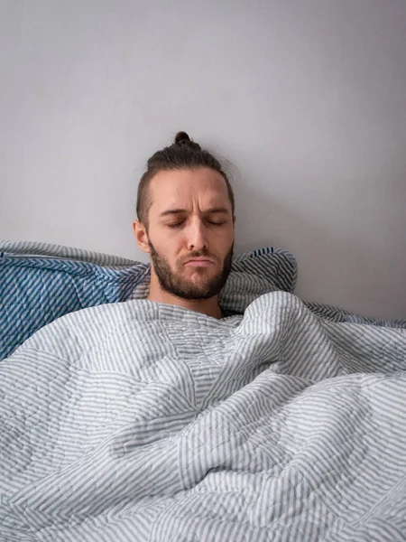 Hombre Blanco Dentro Cama Con Los Ojos Cerrados Está Sufriendo — Foto de Stock